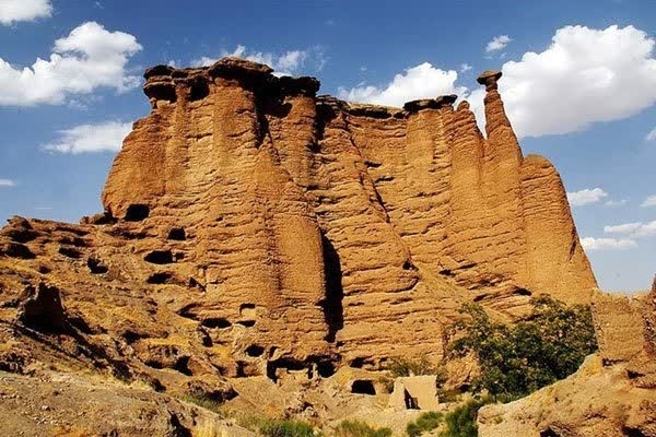 رژه تراکتور سواران روستای ایلی بلاغ در کنار قلعه باستانی بهستان شهرستان ماهنشان