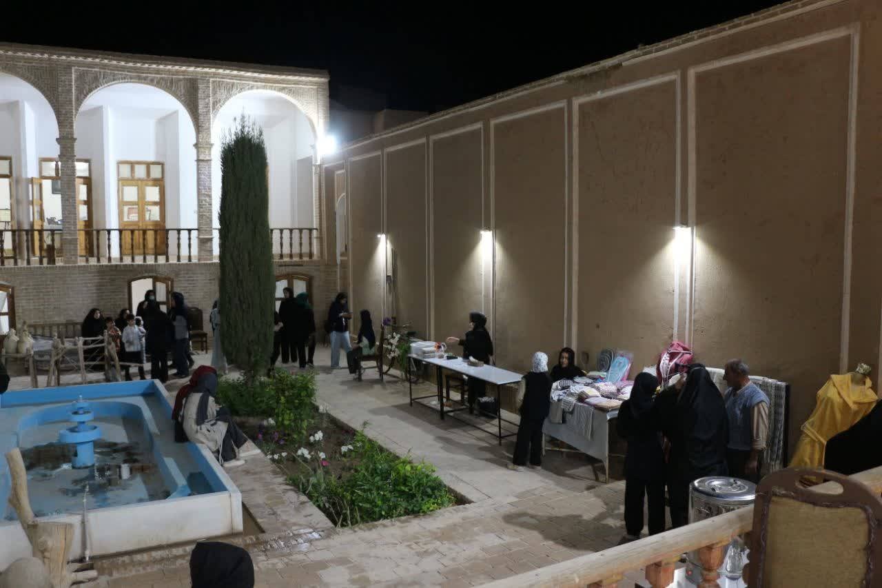 بهار در اردکان با خانه قاجاری ملکافضلی و موزه فرش