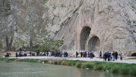 افزایش چشمگیر حضور مسافران نوروزی در محوطه تاریخی تاق‌بستان
