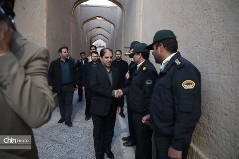 رصد وضعیت اجتماعی و بازدید از غرفه‌های صنایع‌دستی در دومین حضور میدانی معاون استاندار در بافت تاریخی یزد