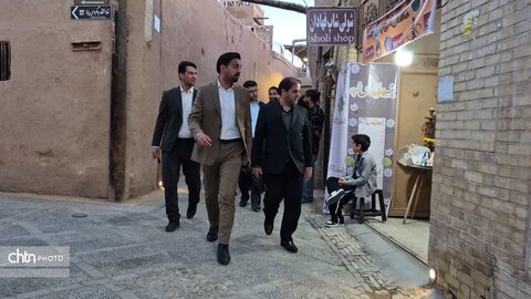 رصد وضعیت اجتماعی و بازدید از غرفه‌های صنایع‌دستی در دومین حضور میدانی معاون استاندار در بافت تاریخی یزد