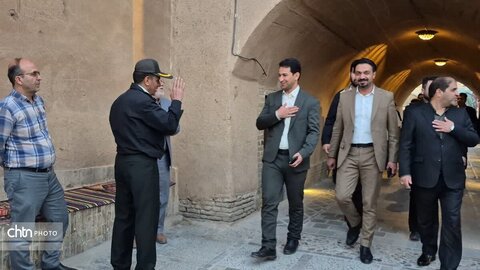 رصد وضعیت اجتماعی و بازدید از غرفه‌های صنایع‌دستی در دومین حضور میدانی معاون استاندار در بافت تاریخی یزد