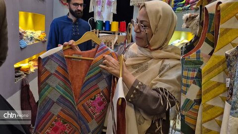 رصد وضعیت اجتماعی و بازدید از غرفه‌های صنایع‌دستی در دومین حضور میدانی معاون استاندار در بافت تاریخی یزد