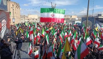 اهتزاز پرچم مقدس جمهوری اسلامی ایران بر فراز حسینیه اعظم زنجان