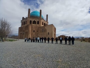 تشکیل زنجیره‌ انسانی به منظور حفاظت از گنبد سلطانیه