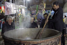 یک تُن سمنو در موکب «جان من، ایران من» قم به نیت پیروزی رزمندگان اسلام پخته شد/ احیای آیین‌های سنتی