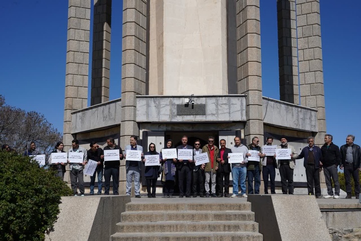 تشکیل زنجیره انسانی به منظور حفاظت از میراث‌فرهنگی همدان 