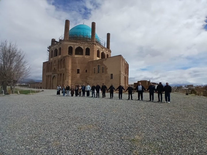 تشکیل زنجیره‌ انسانی به منظور حفاظت از گنبد سلطانیه