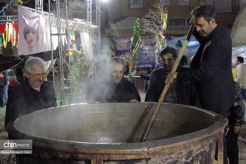 یک تُن سمنو در موکب «جان من، ایران من» قم به نیت پیروزی رزمندگان اسلام پخته شد/ احیای آیین‌های سنتی