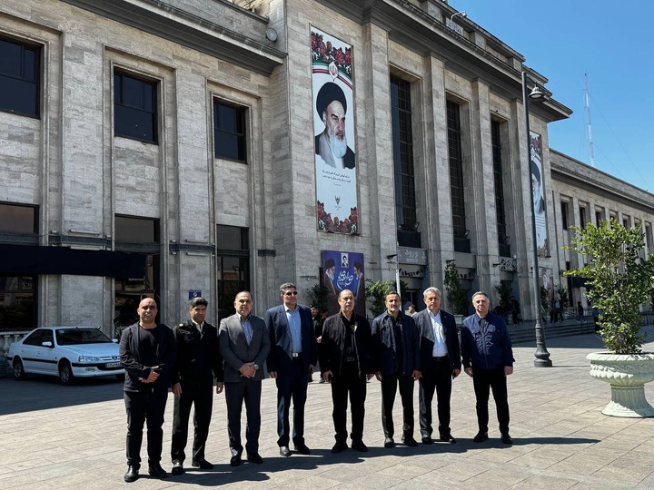 طنین‌انداز شدن سوت قطارها در تهران به مناسبت روز جمهوری اسلامی