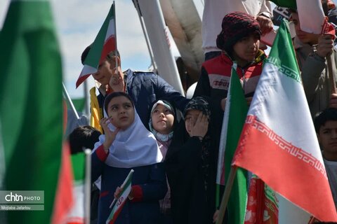 مراسم اهتزاز پرچم مقدس جمهوری اسلامی ایران در حسینیه اعظم زنجان