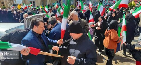 مراسم اهتزاز پرچم مقدس جمهوری اسلامی ایران در حسینیه اعظم زنجان