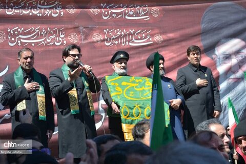 مراسم اهتزاز پرچم مقدس جمهوری اسلامی ایران در حسینیه اعظم زنجان