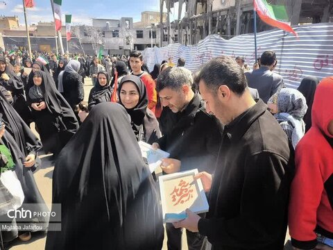 مراسم اهتزاز پرچم مقدس جمهوری اسلامی ایران در حسینیه اعظم زنجان