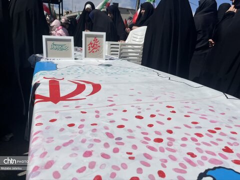 مراسم اهتزاز پرچم مقدس جمهوری اسلامی ایران در حسینیه اعظم زنجان