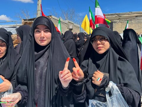 مراسم اهتزاز پرچم مقدس جمهوری اسلامی ایران در حسینیه اعظم زنجان