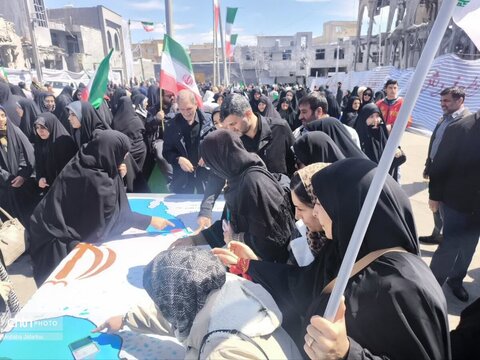 مراسم اهتزاز پرچم مقدس جمهوری اسلامی ایران در حسینیه اعظم زنجان