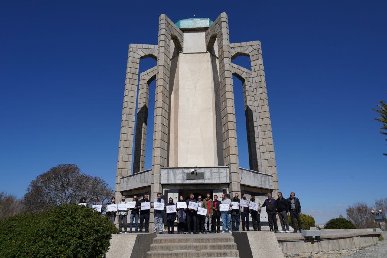 تشکیل زنجیره انسانی به منظور حفاظت از میراث‌فرهنگی همدان&nbsp;