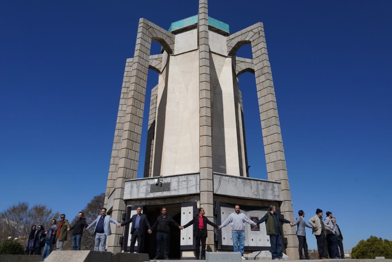 تشکیل زنجیره انسانی به منظور حفاظت از میراث‌فرهنگی همدان&nbsp;
