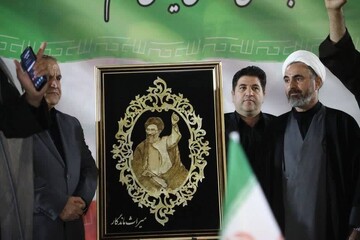 رونمایی از تابلوی محرق رهبر شهید در سی‌ودومین شب اجتماع مردم ایلام