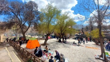 استقبال کم‌نظیر گردشگران از چشمه‌علی دامغان در روز طبیعت/ جلوه‌ای از آرامش و همبستگی در شرایط خاص کشور