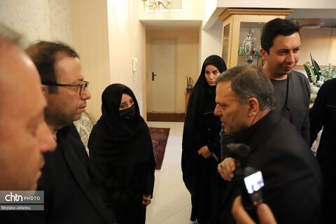 حضور استاندار و مقامات استانی در منزل شهید ستار خدابخش صنعتگر صنایع‌دستی  زنجان