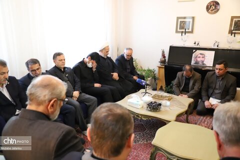 حضور استاندار و مقامات استانی در منزل شهید ستار خدابخش صنعتگر صنایع‌دستی  زنجان