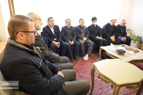 حضور استاندار و مقامات استانی در منزل شهید ستار خدابخش صنعتگر صنایع‌دستی  زنجان