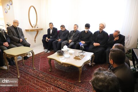 حضور استاندار و مقامات استانی در منزل شهید ستار خدابخش صنعتگر صنایع‌دستی  زنجان