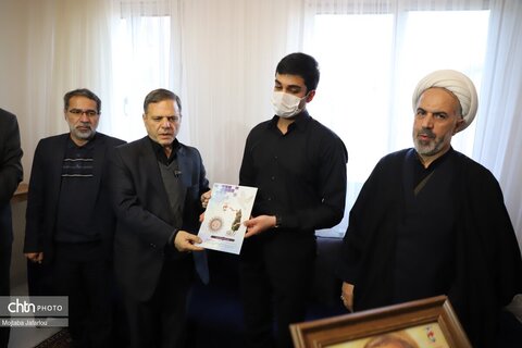 حضور استاندار و مقامات استانی در منزل شهید ستار خدابخش صنعتگر صنایع‌دستی  زنجان