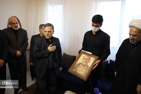 حضور استاندار و مقامات استانی در منزل شهید ستار خدابخش صنعتگر صنایع‌دستی  زنجان