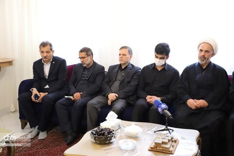 حضور استاندار و مقامات استانی در منزل شهید ستار خدابخش صنعتگر صنایع‌دستی  زنجان