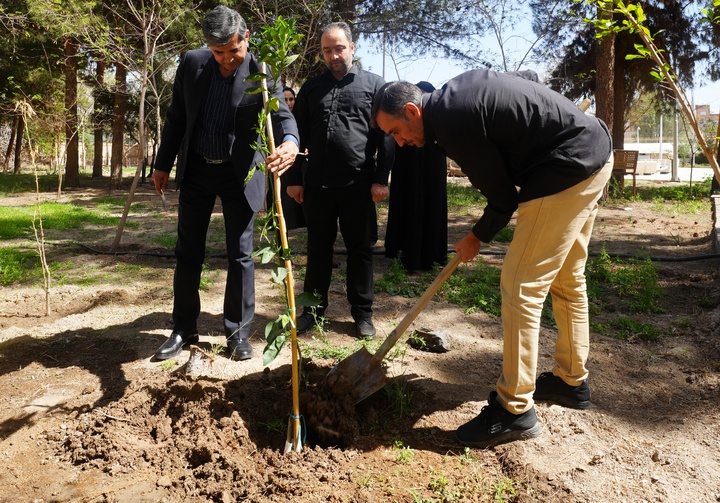 نهال‌کاری گردشگران و مردم سیستان و بلوچستان در روز طبیعت بیاد رهبر شهید انقلاب