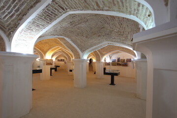 گردشگری تاریخی در مسجد چهل ستون سرخه