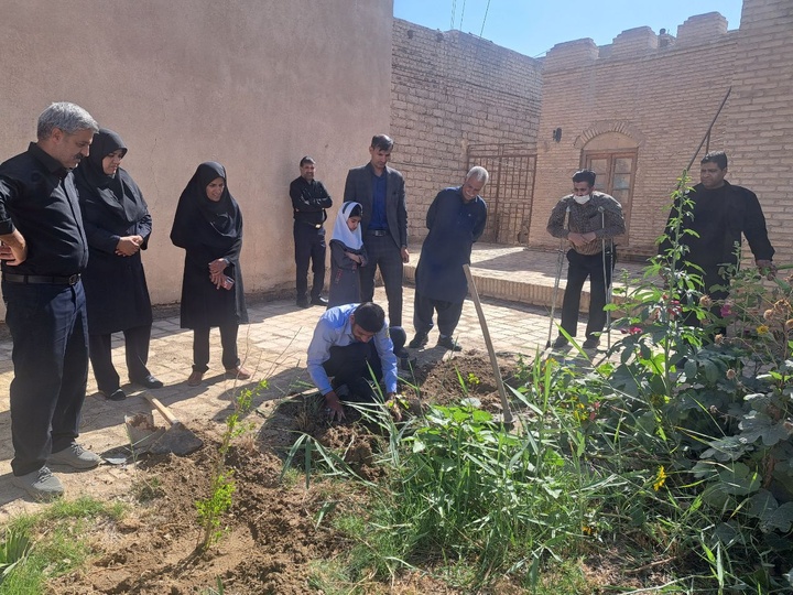 ادای احترام میراث‌بانان زابل به رهبر شهید و شهدای جنگ رمضان با غرس نهال