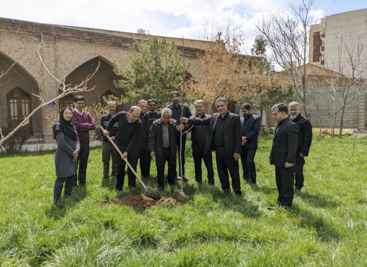 کاشت چهار اصله نهال یادبودی در محوطه «دو کمال» تبریز