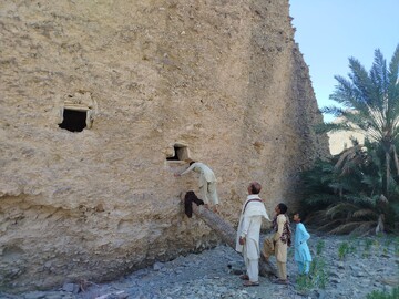 استقبال گردشگران نوروزی از سازه‌های باستانی ذخیره غلات و خرما در روستای گَرَگ
