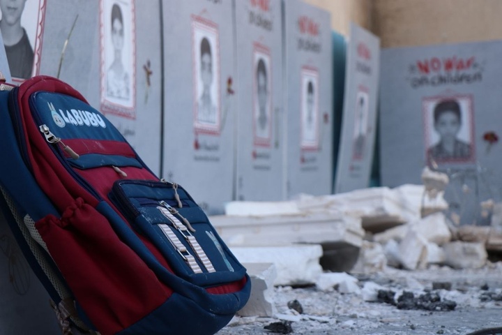 سین هشتم؛ وقتی شمع‌ها روایت شدند و کوله‌ها بی‌صدا گریستند/ سوگ میناب در قلب تپنده تئاتر شهر