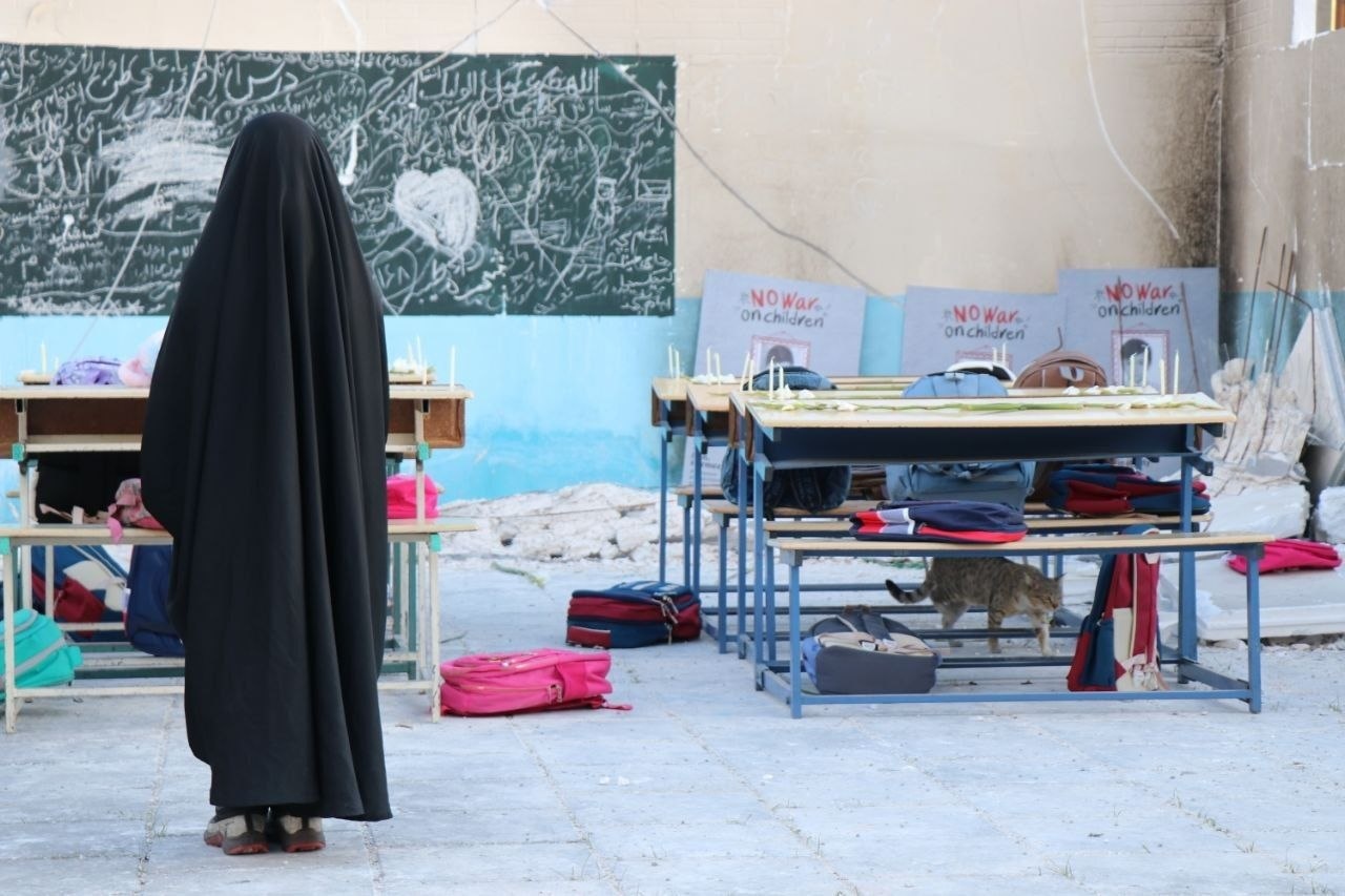 سین هشتم؛ وقتی شمع‌ها روایت شدند و کوله‌ها بی‌صدا گریستند/ سوگ میناب در قلب تپنده تئاتر شهر