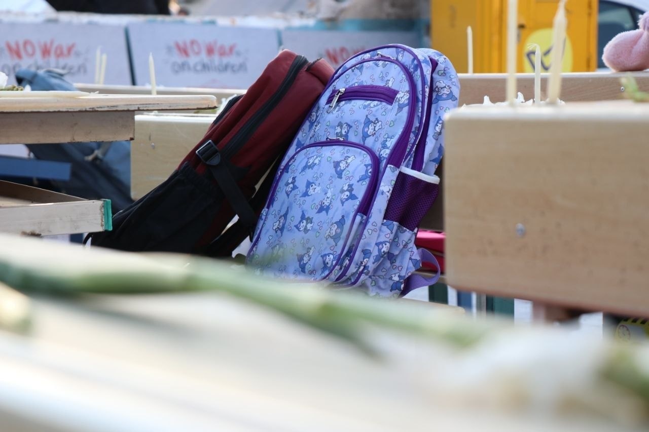 سین هشتم؛ وقتی شمع‌ها روایت شدند و کوله‌ها بی‌صدا گریستند/ سوگ میناب در قلب تپنده تئاتر شهر