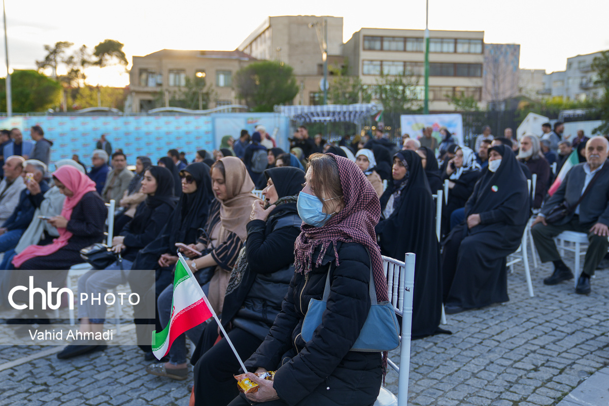 سین هشتم؛ وقتی شمعها روایت شدند و کولهها بیصدا گریستند/ سوگ میناب در قلب تپنده تئاتر شهر