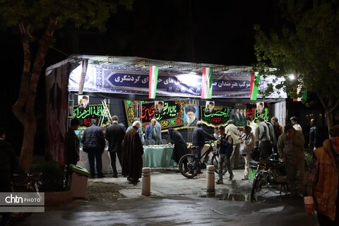 موکب هنرمندان صنایع دستی وتشکل های گردشگری در شب اربعین شهادت رهبر شهیدمان ودانش آموزان شهید مدرسه میناب