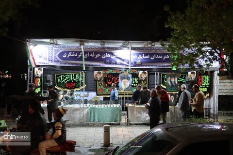 موکب هنرمندان صنایع دستی وتشکل های گردشگری در شب اربعین شهادت رهبر شهیدمان ودانش آموزان شهید مدرسه میناب