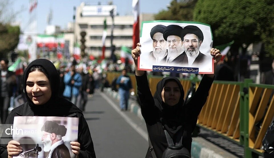 وقتی در خیابان‌های تهران، همه‌چیز بوی اربعین حسینی می‌گیرد/ از موکب‌های مردمی تا خروش خودجوش ملت/ چایخانه‌ای به نام امام رضا(ع) و دعوتی برای زیارت