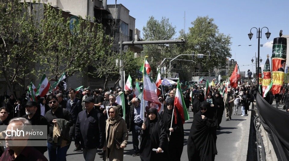 وقتی در خیابان‌های تهران، همه‌چیز بوی اربعین حسینی می‌گیرد/ از موکب‌های مردمی تا خروش خودجوش ملت/ چایخانه‌ای به نام امام رضا(ع) و دعوتی برای زیارت