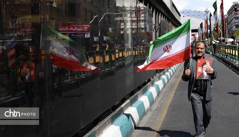 وقتی در خیابانهای تهران، همهچیز بوی اربعین حسینی میگیرد/ از موکبهای مردمی تا خروش خودجوش ملت/ چایخانهای به نام امام رضا(ع) و دعوتی برای زیارت