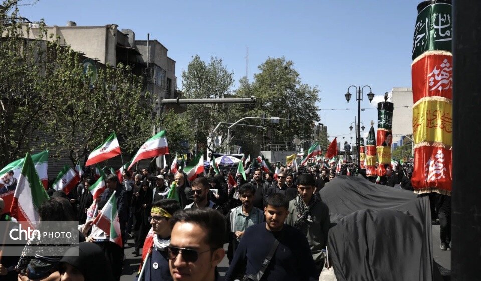 وقتی در خیابان‌های تهران، همه‌چیز بوی اربعین حسینی می‌گیرد/ از موکب‌های مردمی تا خروش خودجوش ملت/ چایخانه‌ای به نام امام رضا(ع) و دعوتی برای زیارت