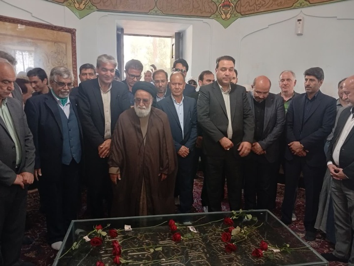 آرامگاه عطار نیشابوری گلباران شد