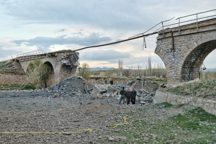 پل راه آهنی که کمتر از چهار روز ترمیم شد/ نقشه سیاهی که رنگ باخت