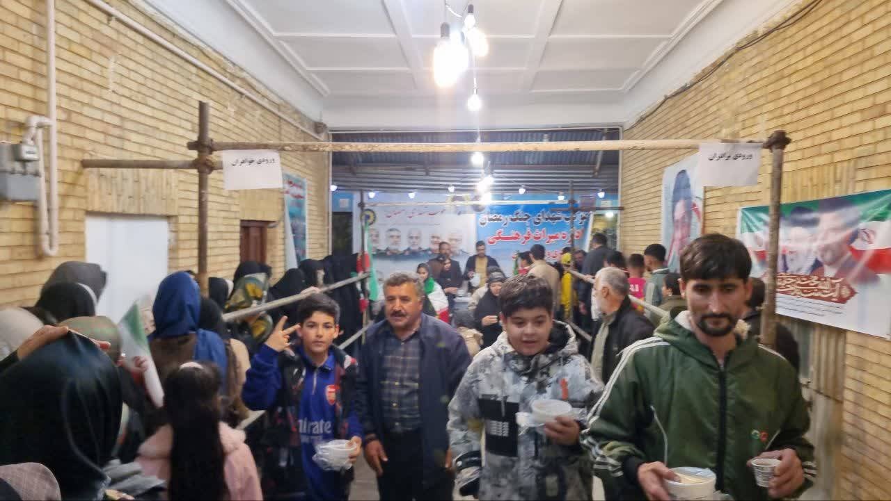 تجدید میثاق تاکستانی‌ها با آرمان‌های انقلاب/  برپایی موکب «یادبود شهدای جنگ رمضان» در اداره میراث‌فرهنگی شهرستان تاکستان